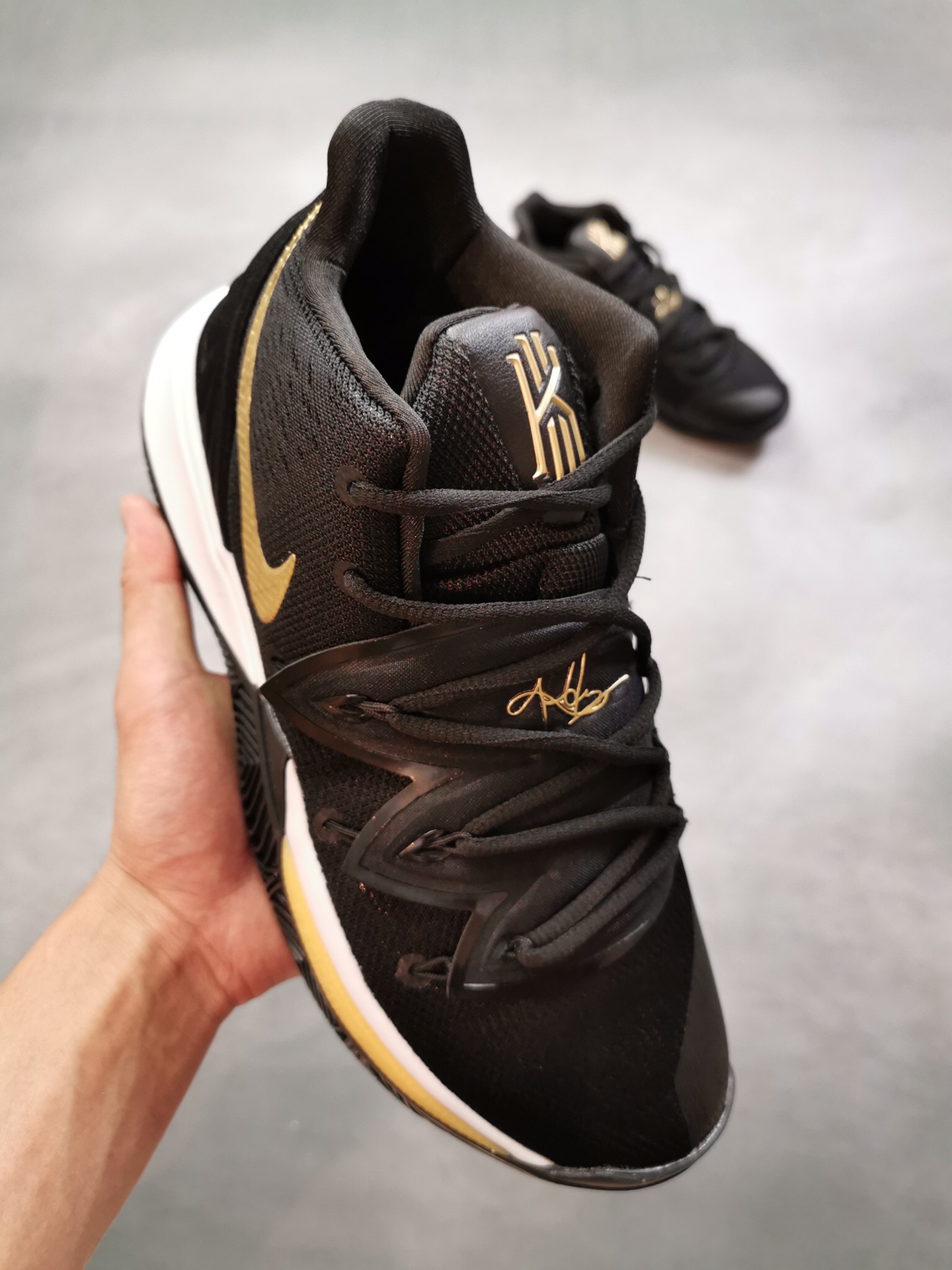 150 奢华霸气的黑金配色来袭！Nike Kyrie 5以配色繁多著称的Nike Kyrie 5 此番又释出了全新的黑金配色