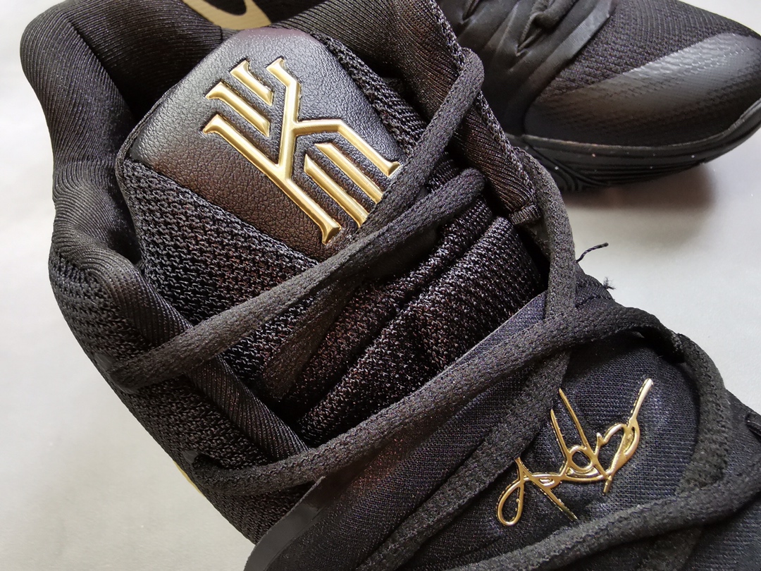150 奢华霸气的黑金配色来袭！Nike Kyrie 5以配色繁多著称的Nike Kyrie 5 此番又释出了全新的黑金配色