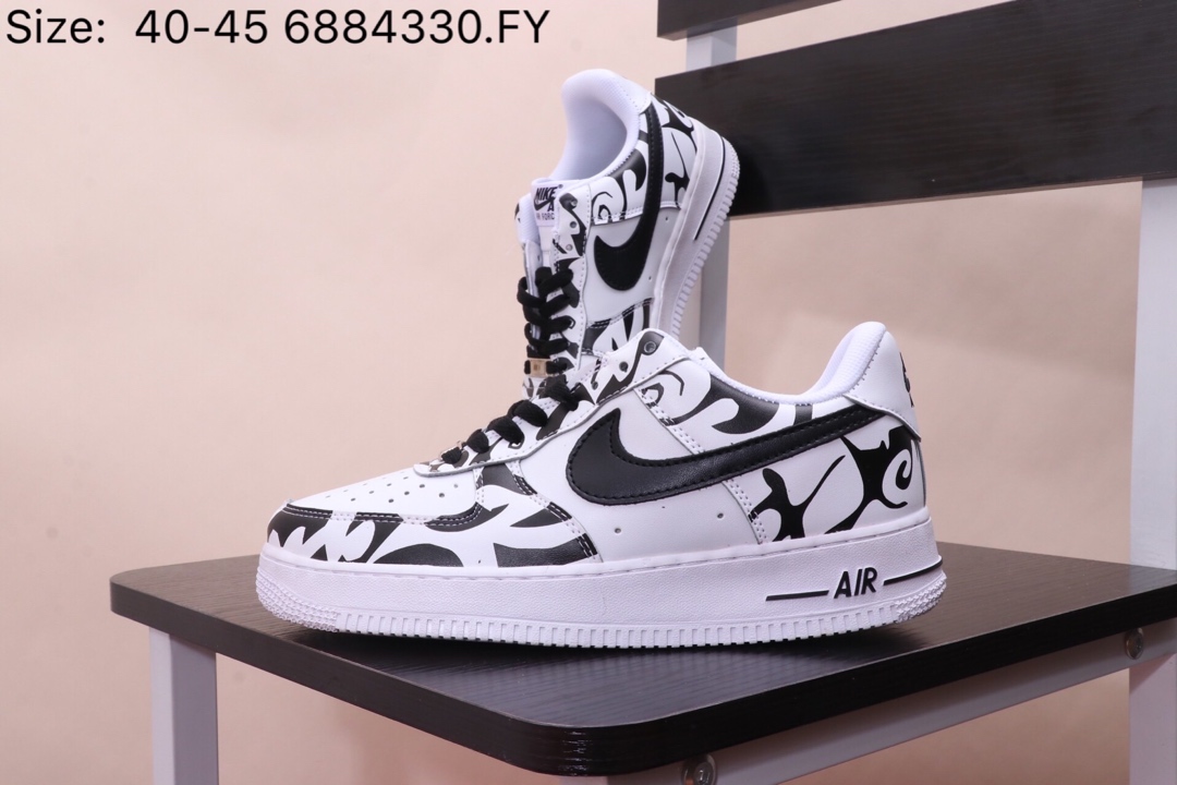 150 耐克 Nike Air Force 1   内置全掌气垫 耐克 空军一号 低帮  头层皮 个性涂鸦印花 透气冲孔皮面 夏季透气休闲经典板鞋 款号 AJ7747 6884330