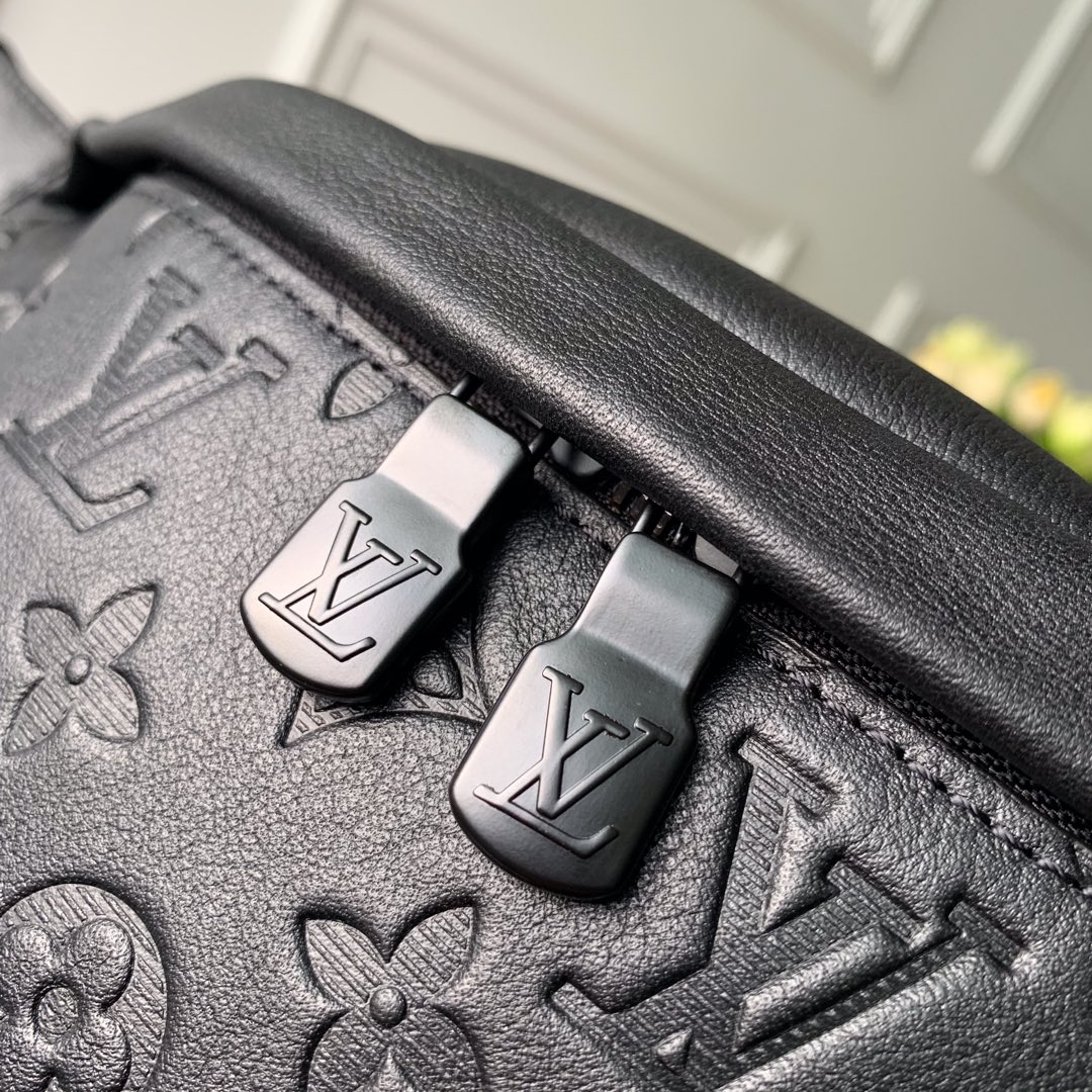 Louis Vuitton LV Discovery Bumbag M44388