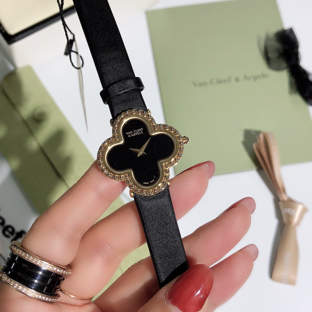 梵克雅宝-VanCleefArpelsAlhambra系列腕表继续沿袭梵克雅宝的标志性图案散发恒久隽永的