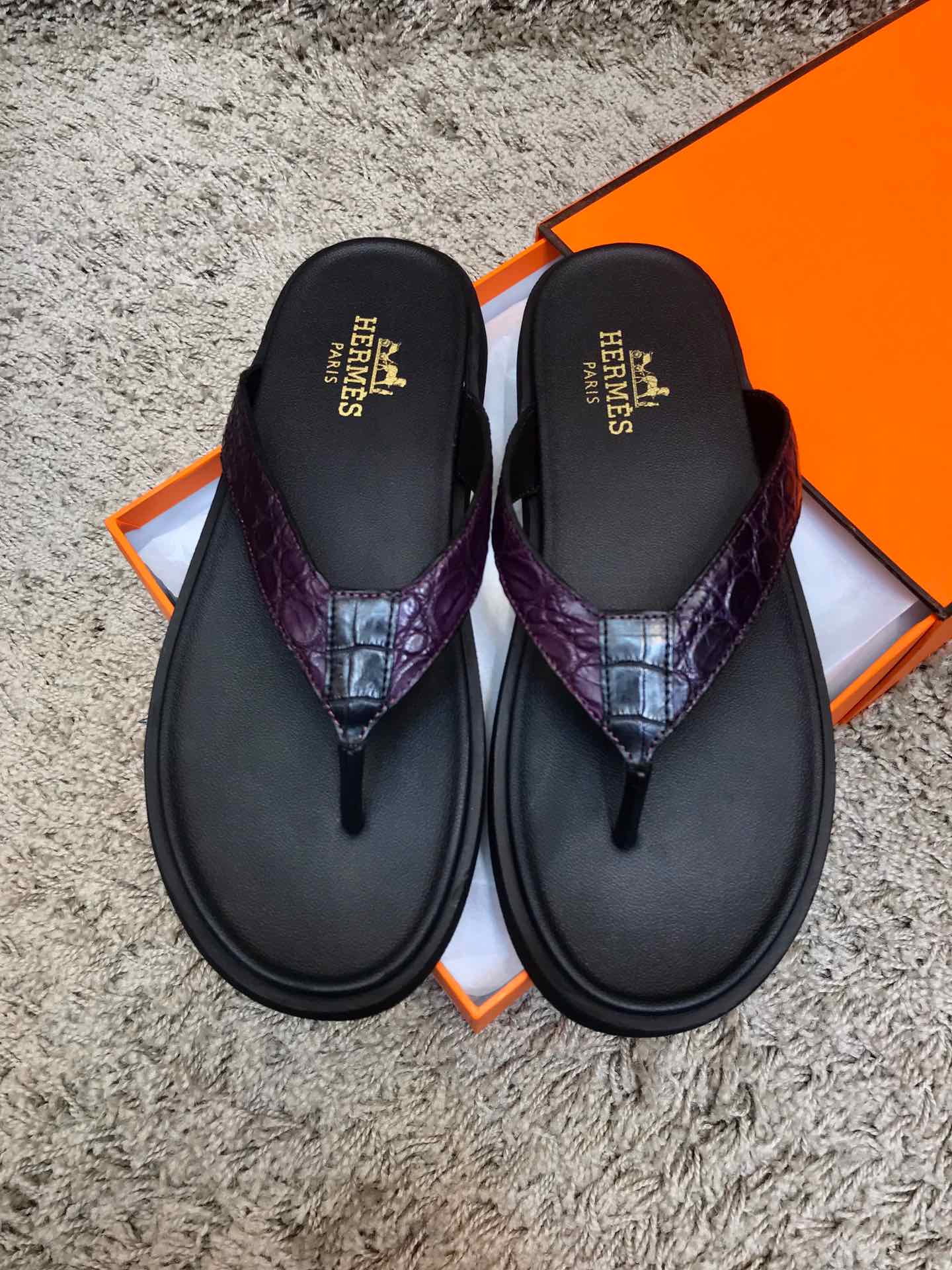 NO:351402,Package: Store Manager's grand recommendations. New products for spring and summer. The latest summer in the official website [Crocodile belly] sandals. Simple and fashionable. Luxury and atmospheric. Gentlemanly demeanor. Baidu. Casual and elegant. 38/45. The tire bottom is the highlight. It is wear-resistant and non-slip. It is definitely suitable for you who know how to taste life!  ,19860909批 店长隆重推荐 春夏新品 官网最新夏季【湾鳄鱼肚皮】凉拖 简单时尚 奢华大气 绅士风度百度 休闲不失气质 38/45；轮胎大底是亮点 耐磨防滑 绝对适合懂得品味生活的您！,,Men's shoes