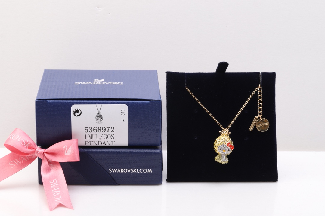 NO:895998,Feel the fruity sweetness this summer with this stylish and cute three-dimensional Hello Kitty pendant. In addition to showing off in a fun pineapple dress, this world-famous character is also inlaid with red, yellow and transparent Swarovski crystals through Pointiage low-temperature ceramic inlay technology, plus the accompanying gold-plated charm chain. It is definitely a must-have collection for all Hello Kitty fans. Swarovski necklace, stuart weitzman, necklace, gold19860909就以这款时尚可爱的Hello Kitty立体链坠,在这个夏季感受水果般的甜美气息.除以一身趣致的菠萝装扮示人外,这位全球著名角色更通过Pointiage低温陶瓷镶嵌技术,镶有红色、黄色和透明Swarovski仿水晶,加上随附的镀黄金色饰链,绝对是所有Hello Kitty粉丝的必备珍藏.,施华洛项链,stuart weitzman,necklace,gold,Jewelry