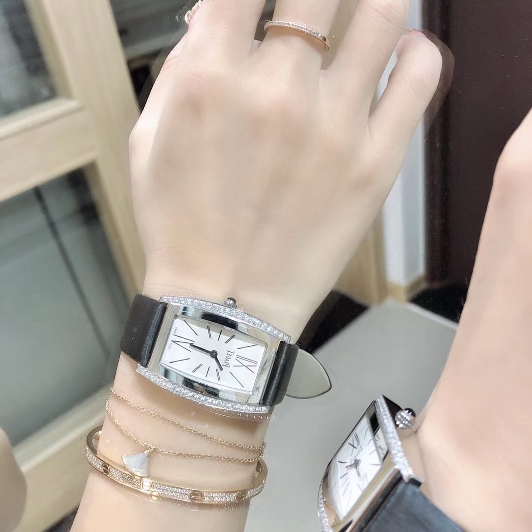 Piaget 伯爵 Limelight酒桶形系列 尺寸27 x 38毫米 镶饰方形美钻 黑色陶瓷表冠