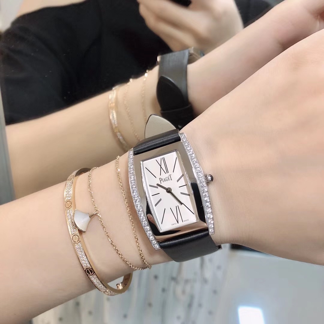 Piaget 伯爵 Limelight酒桶形系列 尺寸27 x 38毫米 镶饰方形美钻 黑色陶瓷表冠
