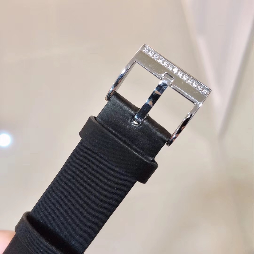 Piaget 伯爵 Limelight酒桶形系列 尺寸27 x 38毫米 镶饰方形美钻 黑色陶瓷表冠