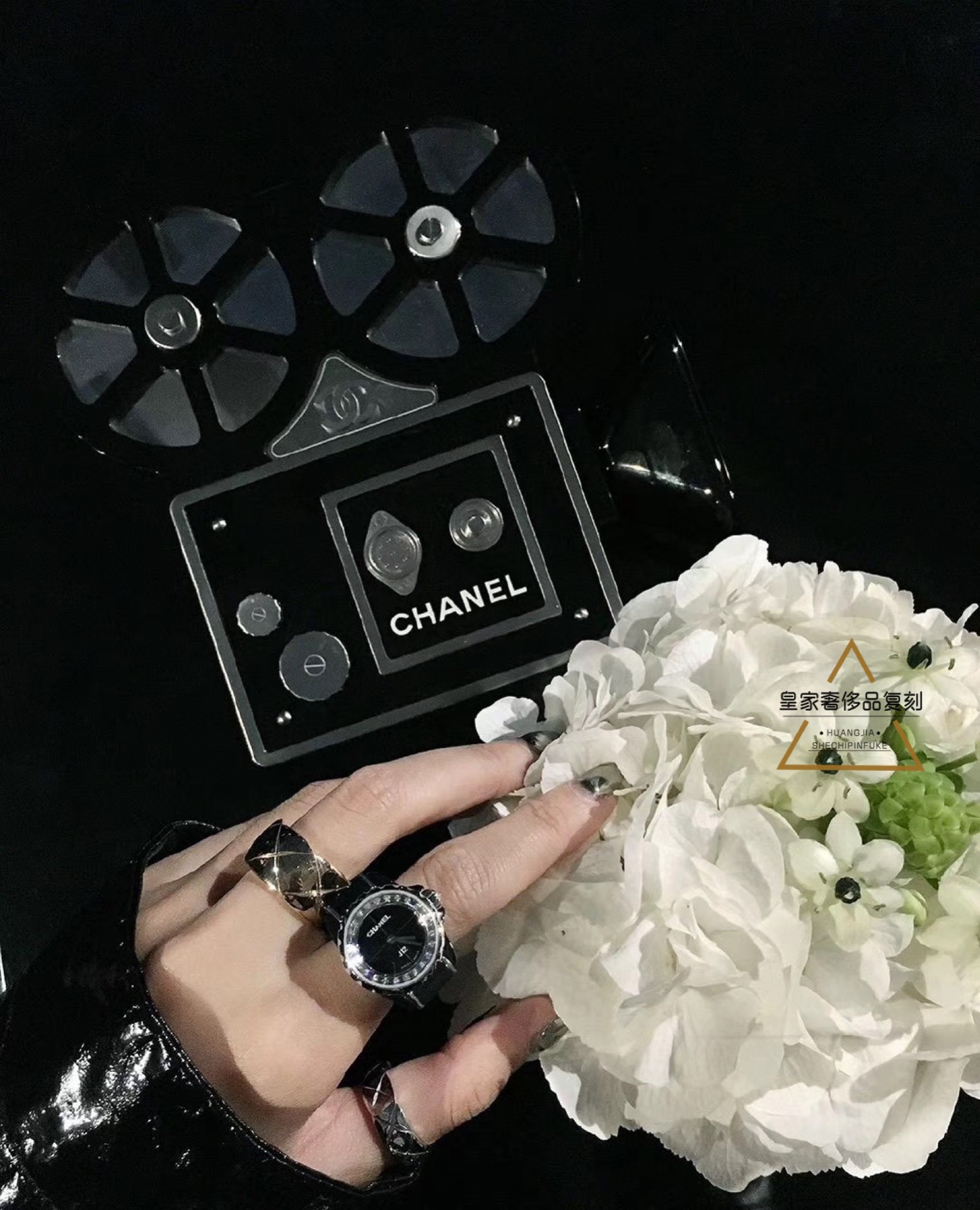 Chanel 香奈儿J2女款腕表 全明星J12 粉 Chanel家的陶瓷系列腕表 在奢侈品陶瓷表中的大佬地位从未被感动过 作为J12 系列 XS代表了最新的陶瓷 系列的创新设计 表盘外壳依旧为陶瓷 表带材质改成了皮质 并且有宽与窄两层 可拆卸佩戴 该系列XS 一出世就霸屏了所有 资讯期刊电子刊 成为又一 J12成员之一 全网唯一品质 进出全球 无忧