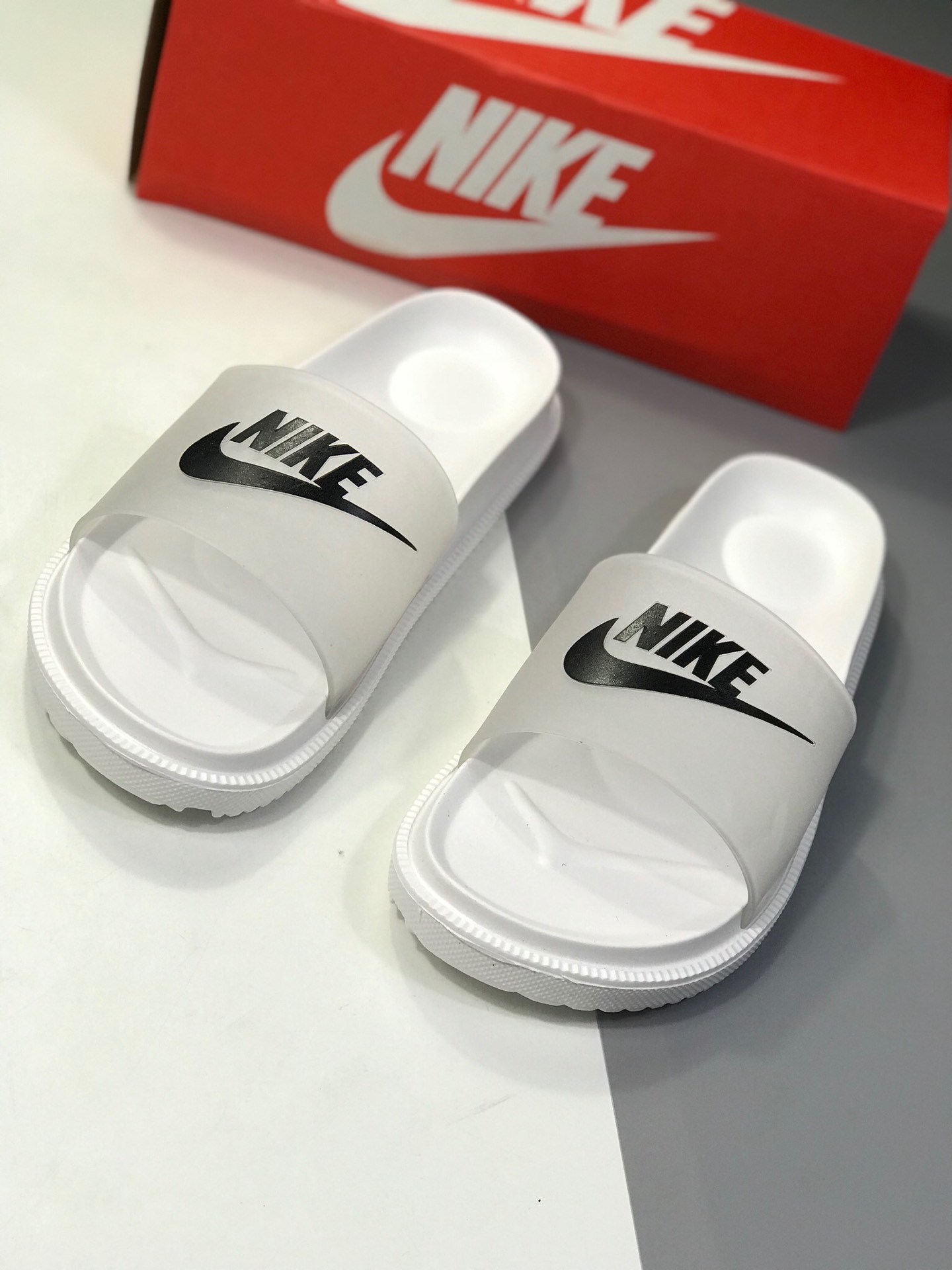 70 耐克拖鞋 全新夏日澡堂拖 官方同步上市一体式橡塑材料与织物绑带增加衬垫设计