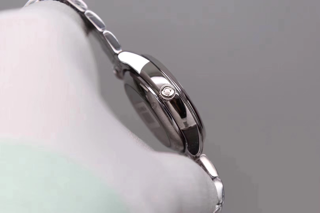 Omega 欧米茄碟飞系列典雅女，平民版本，32.7mm直径.10mm厚度，天然珍珠贝壳