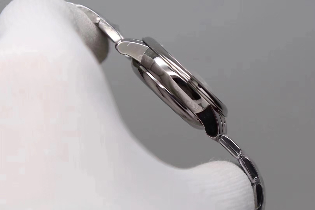 Omega 欧米茄碟飞系列典雅女，平民版本，32.7mm直径.10mm厚度，天然珍珠贝壳