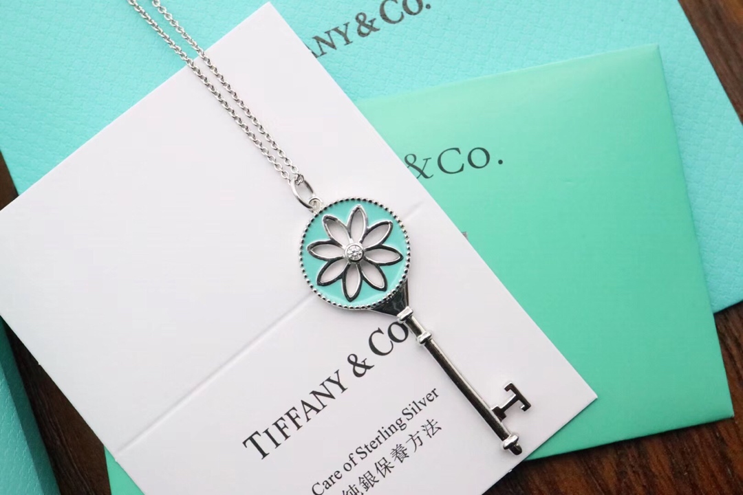 Tiffany & Co. Tiffany&Co. 钥匙 毛衣链中国结烤漆雏菊款、搭配毛衣链秋冬款 佳人 925纯银材质