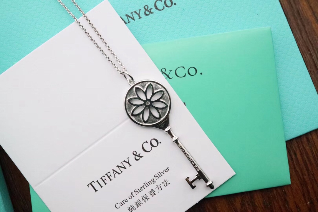 Tiffany & Co. Tiffany&Co. 钥匙 毛衣链中国结烤漆雏菊款、搭配毛衣链秋冬款 佳人 925纯银材质
