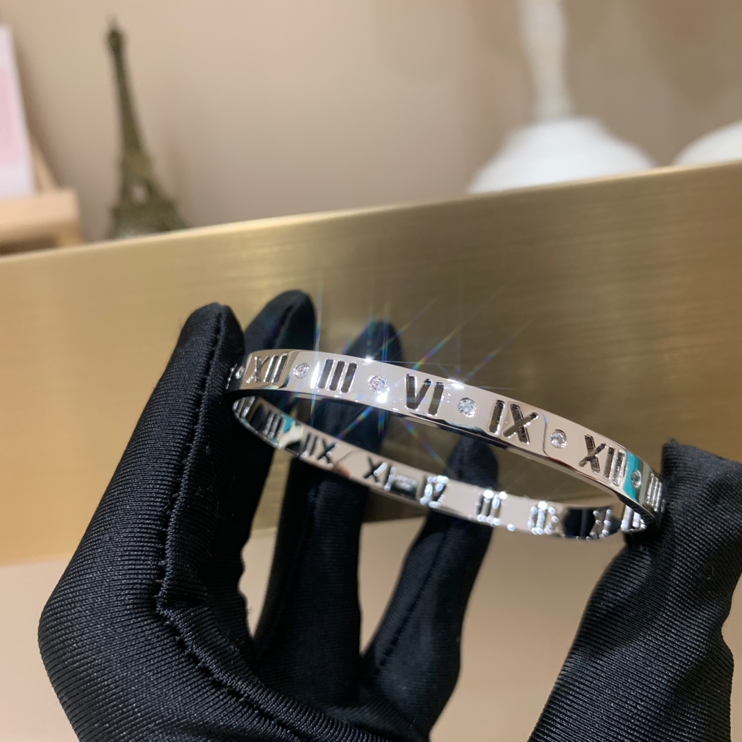 NO:631305,T Family Roman Numeral Hollow Diamond Bracelet# No filter Roman numerals Hollow design Half band diamond Fashionable and versatile Three gold options, limited time special offer 88260,,bracelet,Cardia high-end jewelry19860909T家罗马数字镂空镶钻手镯#无滤镜 罗马数字 镂空设计 半边带钻 时尚百搭 三金选择,限时特惠88260,,bracelet,卡迪亚高端饰品,Jewelry