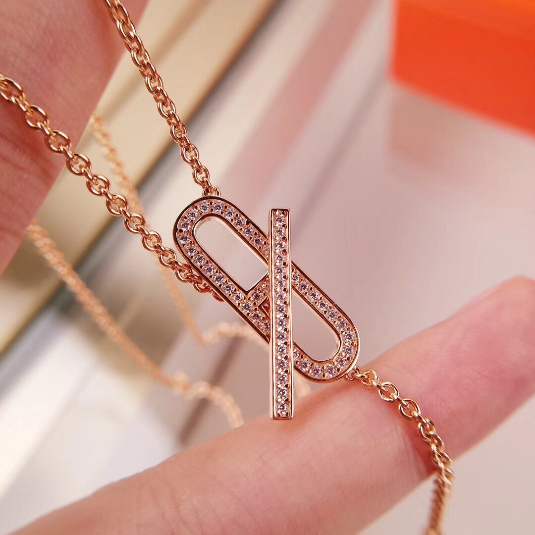 NO:102795,Hermes Fire Pig Nose Necklace, swelling on the street, hin fashion!  18K rose gold, thick gold electroplated!  Inlaid eight hearts and eight arrows imported high-carbon diamonds, real gold and real diamonds perfect, Hermes necklace, hermes, necklace19860909爱马仕火猪鼻子项链 潮爆大街,hin时尚！ 18K玫瑰金,厚金电镀！镶嵌八心八箭进口高碳钻 真金真钻完美,爱马仕项链,hermes,necklace,Jewelry