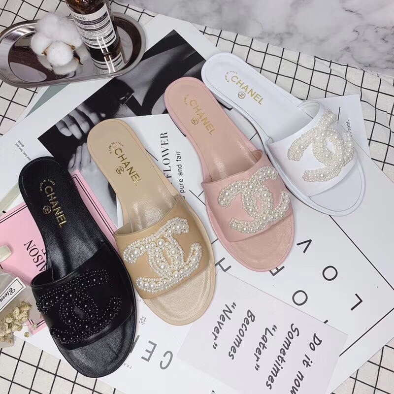 NO:243380,Chanel double C pearl spring and summer slippers top material sheepskin, inner material sheepskin, footbed sheepskin. Outsole rubber. Height less than 10mm flat sole, size 35 to 42 sizes, color pink, black, apricot, white. Yuan genuine leather sole   30, slippers, chanel, slippers, sheepskin19860909香奈儿双C珍珠春夏拖鞋 帮面材质羊皮,内里材质羊皮,垫脚羊皮.大底橡胶.高度小于10mm平底,码数35到42码,颜色粉色,黑色,杏色,白色. 元真皮底＋30,拖鞋,chanel,slippers,sheepskin,Women's Shoes