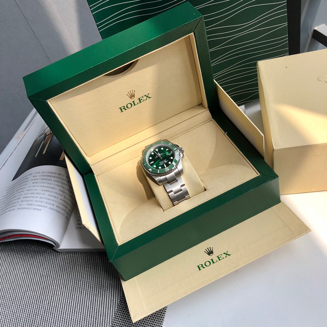 NO:143103,,ROLEX Submarine Nigami, Green Ghost. A classic model that is immortal and authentic N factory channels!  Let’s talk about the material first... The original 904 steel material (if you understand it, you don’t need to go to popularize it) is different from the so-called pseudo-N factory... The current market price of Green Ghost is basically around 95,000, and it is a comfort to buy it for a few thousand yuan. The most important thing is the movement. This time I got the ETA2836 mechanical movement imported from Switzerland. It will be fine for decades, so you can get it once and for all!  Many people on the market boast about installing the original 3135 movement, which is just a fool... In fact, they are all domestically modified decks!  It looks like 3135 is actually very unstable. What is the concept of 3135?  No one in the world can overcome the Rolex ace movement!  !  (The official after-sales movement price is around 50,000 yuan, and it also requires a reservation and a cycle of two months to get it) I don’t brag here, but it’s really making details. The dial diameter is 40mm, and it’s real customer-supplied sapphire mirror and luminous scale!  Full packaging for the counter, you can see the details when you identify the goods, and each color is more than a dozen pieces. It is not helpful after the product is released, rolex19860909,ROLEX潜航者黑鬼、绿鬼.长生不衰的经典款,正宗N厂渠道！先说材质…原版904钢材质(懂的不用去科普都明白 )区别所谓的伪N厂…绿鬼现在行情价基本是9万5左右,你能花几千块能买到也算是一种慰籍了.最重点就是机芯了,这次拿到的是瑞士进口ETA2836机械机芯,几十年是没问题的,让你一劳永逸！很多市面上吹嘘说装3135原装机芯,那是忽悠罢了…其实都是国产机改甲板！看上去3135 实际上非常不稳定,3135是什么概念？劳力士王牌机芯,全世界没任何一家可以攻克！！（官方售后一个机芯价格在5万左右 而且还需要预定 周期两个月才能拿到）我这里不吹不擂,实实在在做细节,表盘直径40mm 真客供蓝宝石镜面 夜光刻度！配专柜全包装,识货的看细节,每个配色十几枚 出完无补,,rolex,Watch