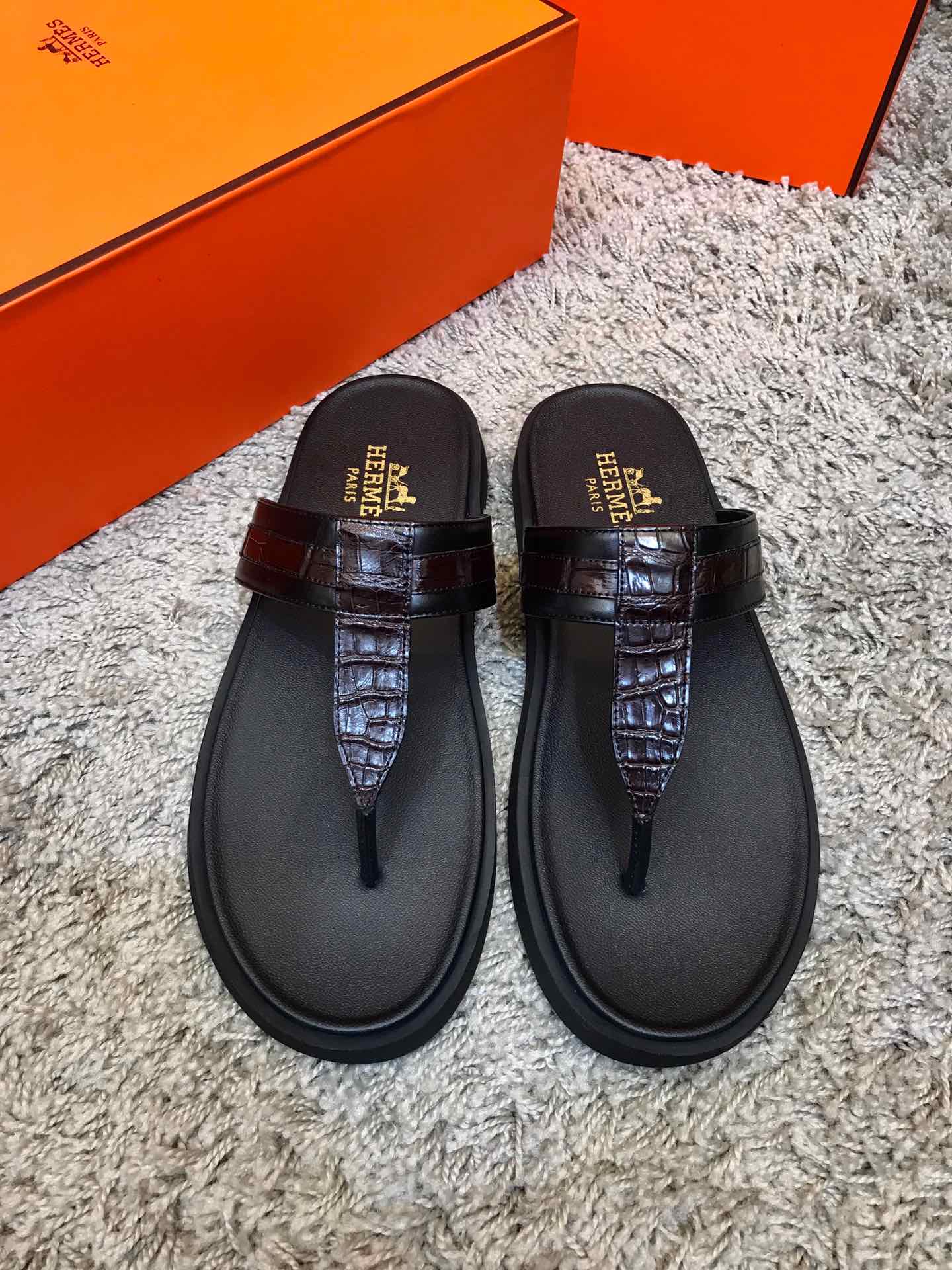 NO:279517,The store manager's grand recommendation official website latest summer [Crocodile belly] sandals simple and fashionable, luxurious and atmospheric, gentlemanly demeanor, Baidu casual and elegant 38/45; tire bottom is the highlight, wear-resistant and non-slip, absolutely suitable for you who know how to taste life!  ,19860909批 店长隆重推荐官网最新夏季【湾鳄鱼肚皮】凉拖 简单时尚 奢华大气 绅士风度百度 休闲不失气质 38/45；轮胎大底是亮点 耐磨防滑 绝对适合懂得品味生活的您！,,Men's shoes