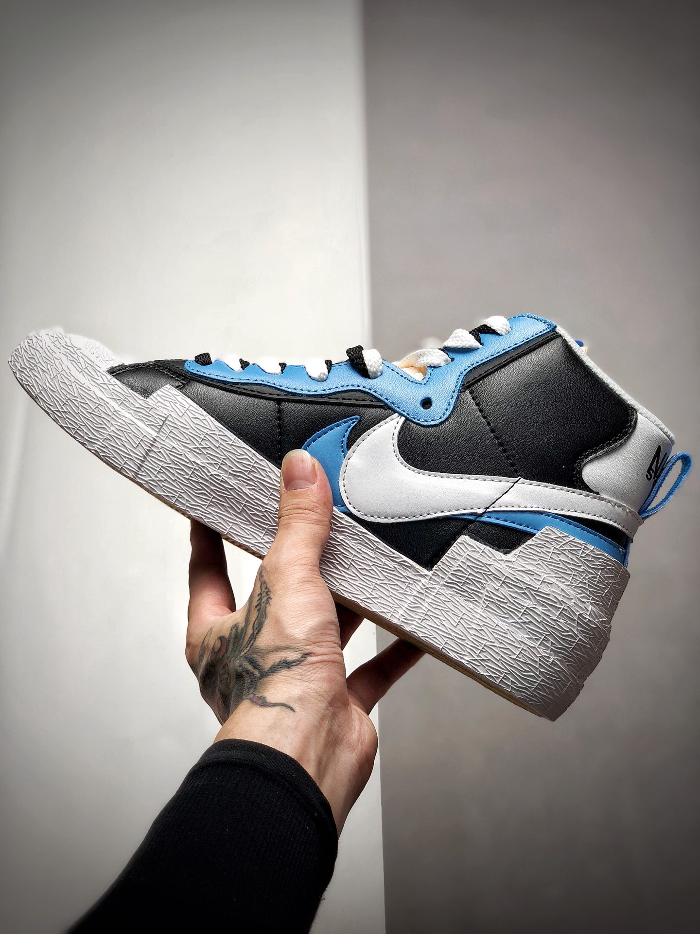 220将解构风格进行到底日式解构美学品牌SACAI联名 x Nike Blazer High”Black University Blue”重叠设计前卫开拓者高帮百搭板鞋“黑白天蓝”BV0072-001