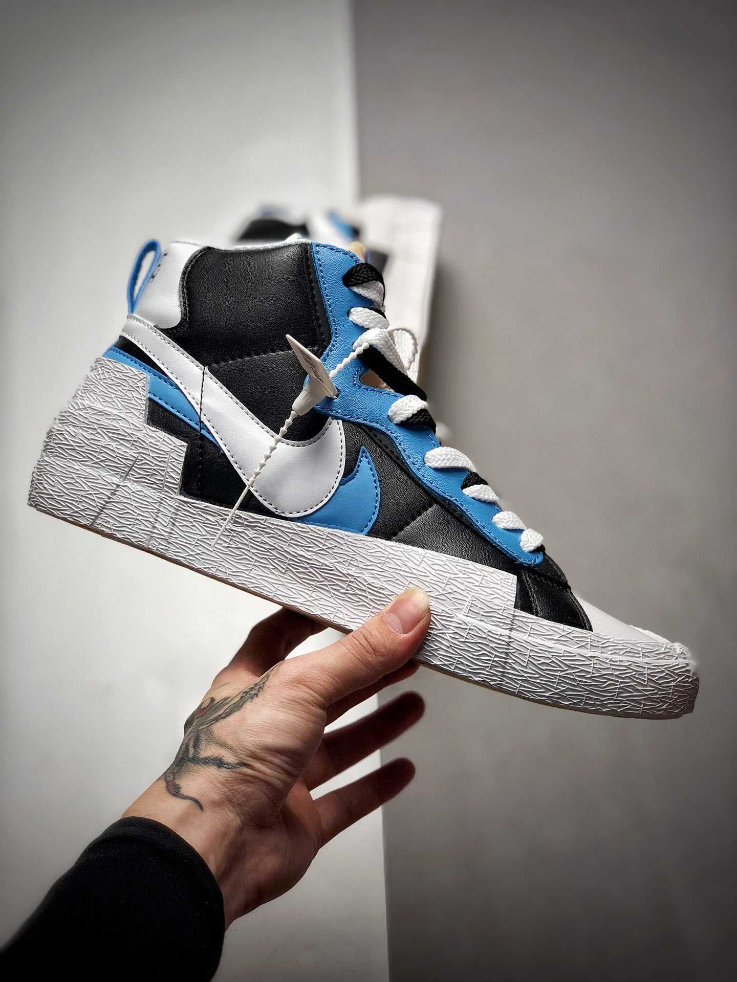 220将解构风格进行到底日式解构美学品牌SACAI联名 x Nike Blazer High”Black University Blue”重叠设计前卫开拓者高帮百搭板鞋“黑白天蓝”BV0072-001