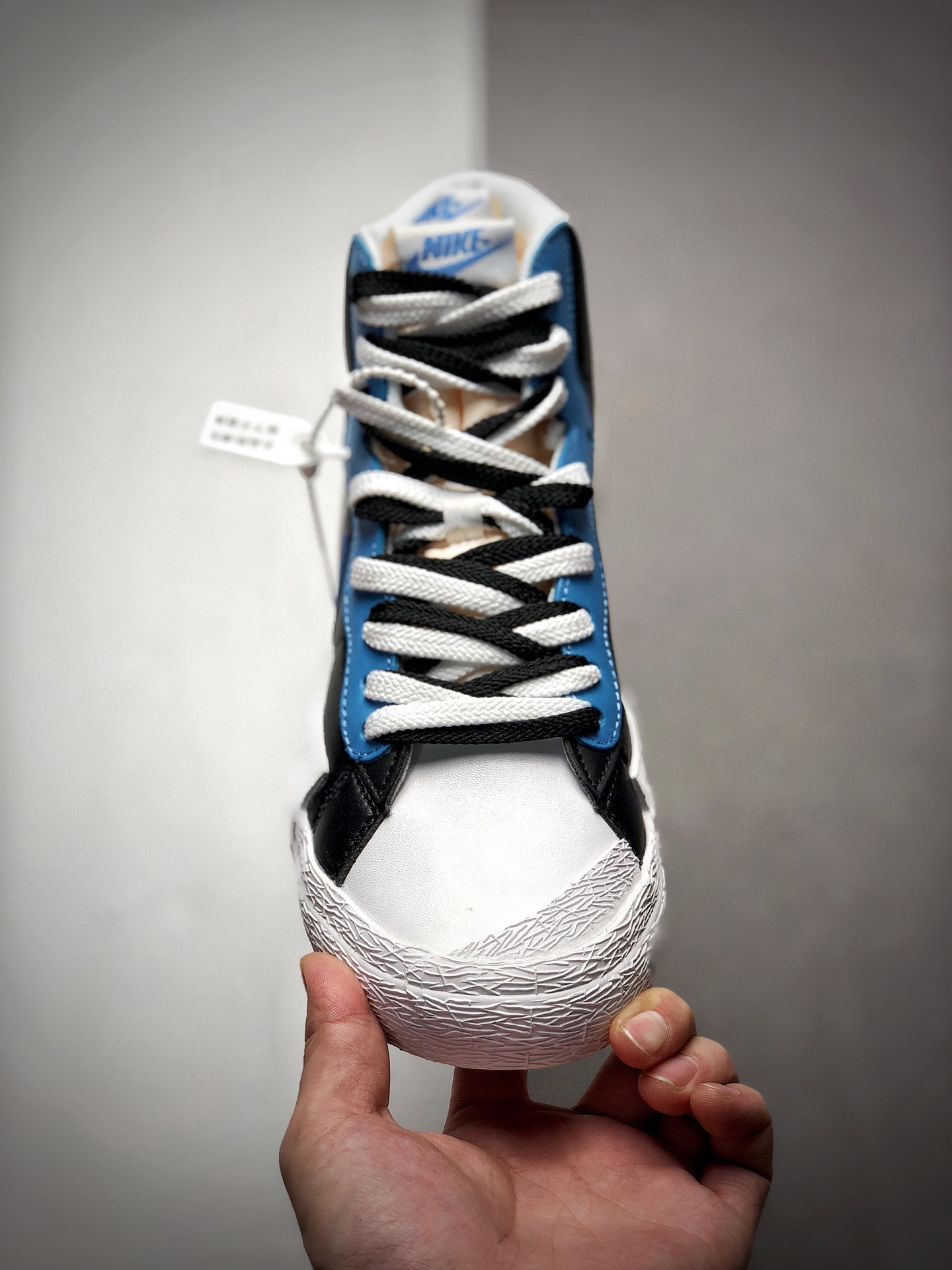 220将解构风格进行到底日式解构美学品牌SACAI联名 x Nike Blazer High”Black University Blue”重叠设计前卫开拓者高帮百搭板鞋“黑白天蓝”BV0072-001