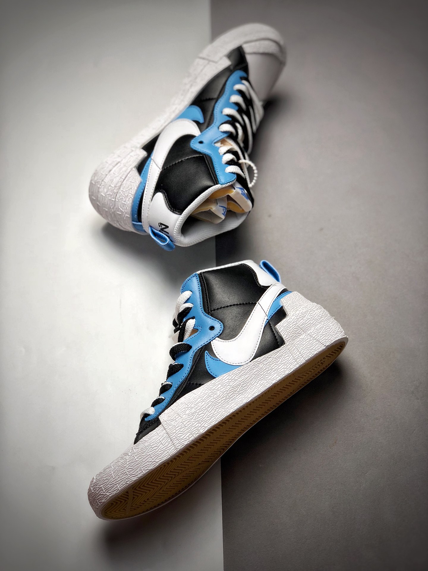 220将解构风格进行到底日式解构美学品牌SACAI联名 x Nike Blazer High”Black University Blue”重叠设计前卫开拓者高帮百搭板鞋“黑白天蓝”BV0072-001