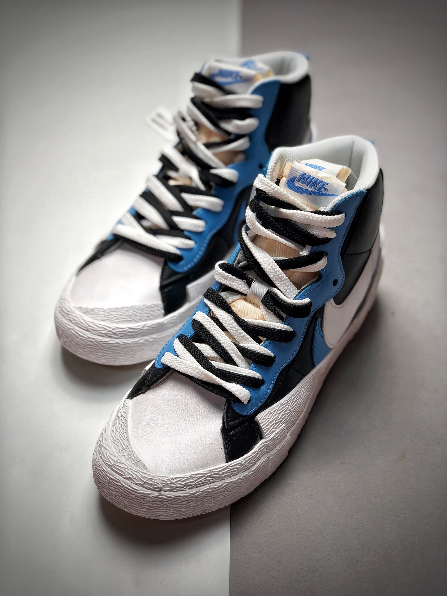 220将解构风格进行到底日式解构美学品牌SACAI联名 x Nike Blazer High”Black University Blue”重叠设计前卫开拓者高帮百搭板鞋“黑白天蓝”BV0072-001