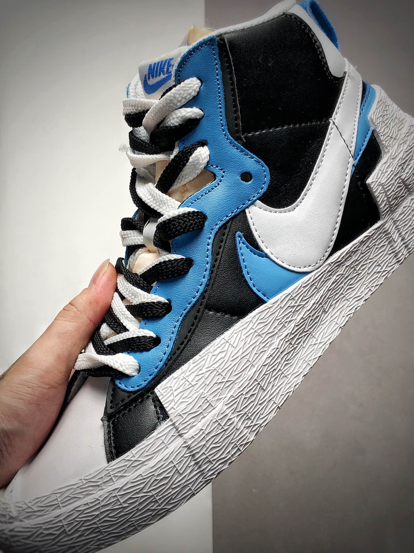 220将解构风格进行到底日式解构美学品牌SACAI联名 x Nike Blazer High”Black University Blue”重叠设计前卫开拓者高帮百搭板鞋“黑白天蓝”BV0072-001