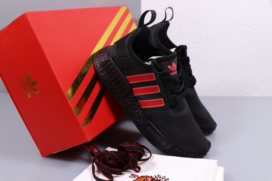 280  Adidas 阿迪达斯 NMD_R1 猪年限定 全掌爆米花大底休闲跑步鞋 G27576 正确抽屉原盒 内赠刺绣狮头防尘袋和黑红鞋带一副 中国元素十足