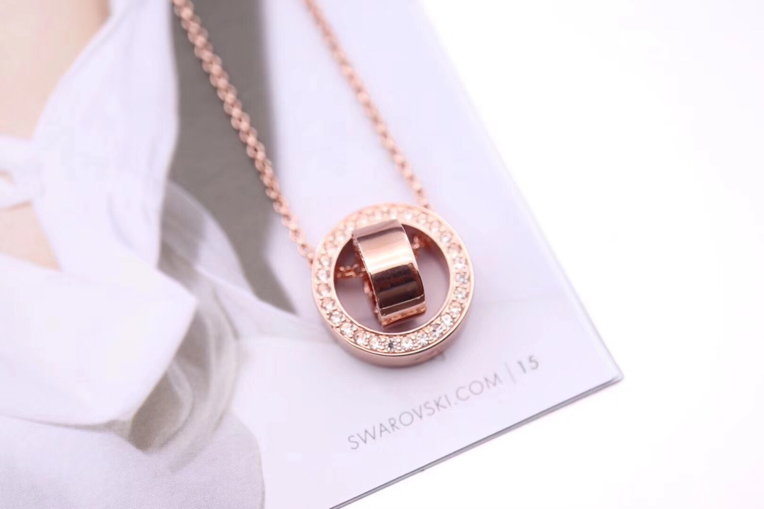  Swarovski 施华洛世奇两色金 简约圆环 锁骨项链 

这款简约精致的Hollow链坠，其镀玫瑰