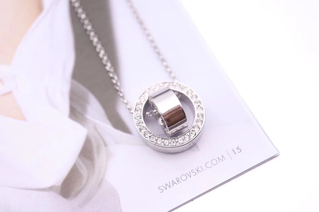  Swarovski 施华洛世奇两色金 简约圆环 锁骨项链 

这款简约精致的Hollow链坠，其镀玫瑰