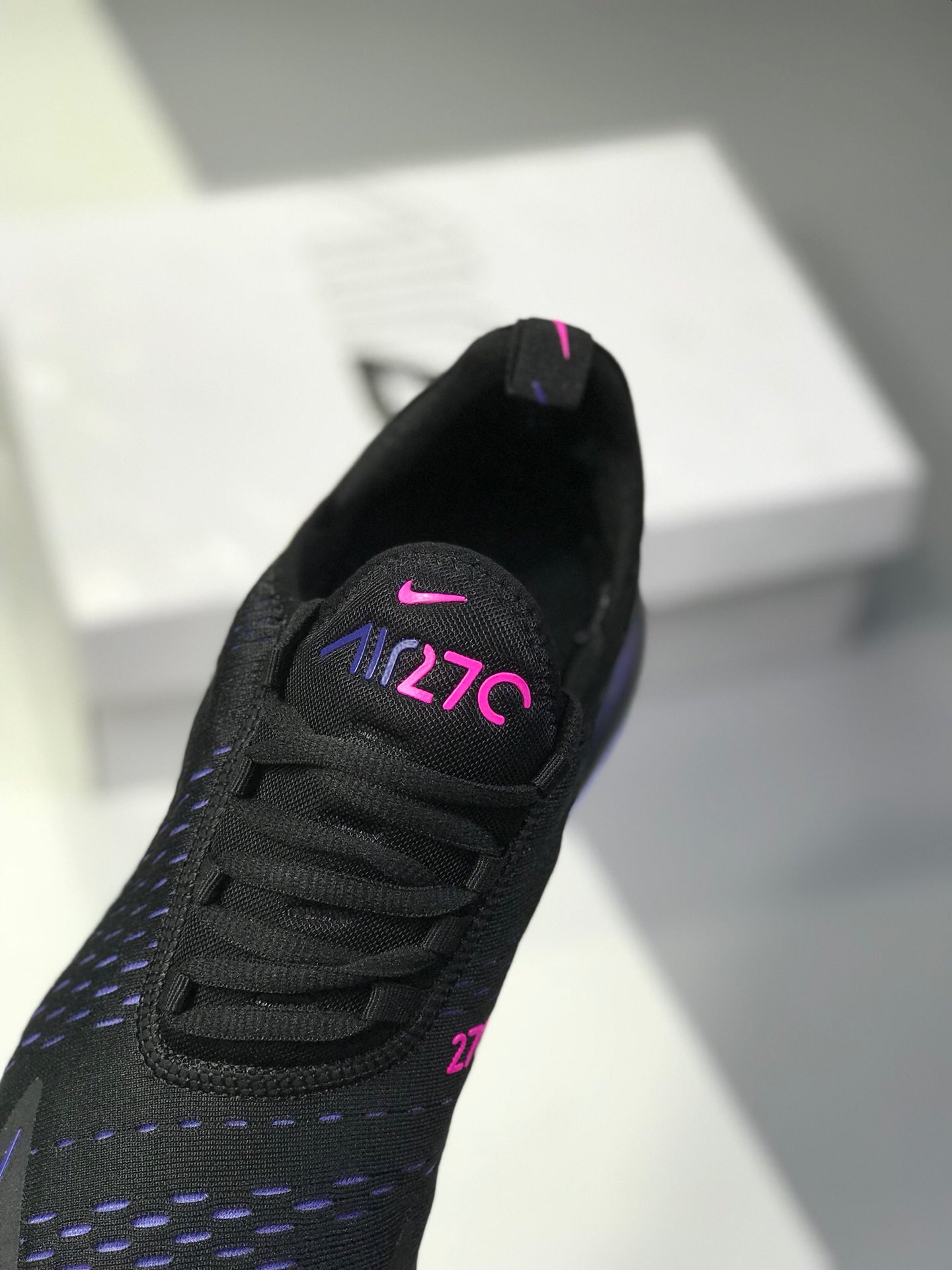 Nike Air Max 270 公司级半掌气垫 采用大网贾卡网面制作鞋面 使整双鞋子更富有层次感