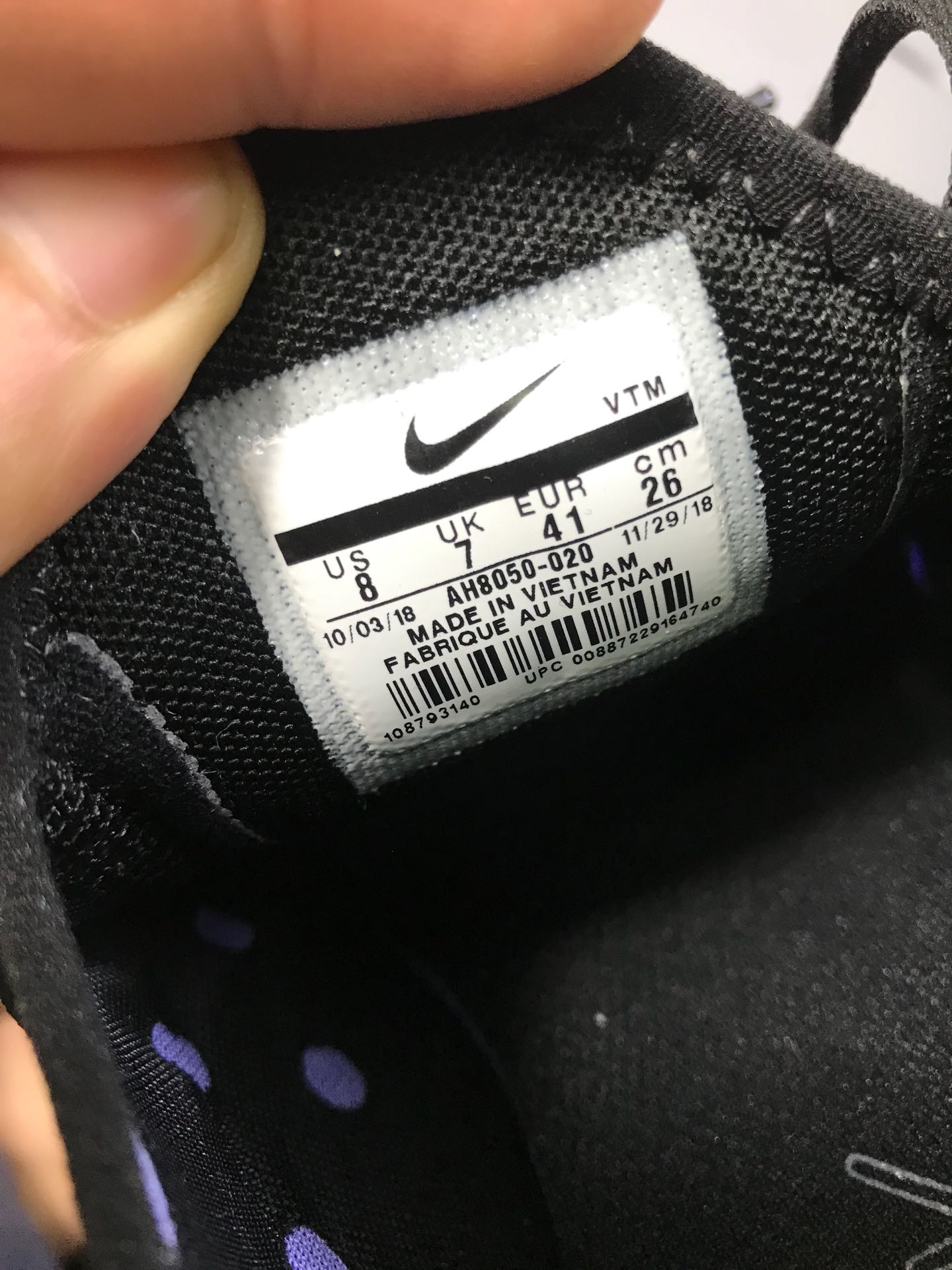 Nike Air Max 270 公司级半掌气垫 采用大网贾卡网面制作鞋面 使整双鞋子更富有层次感