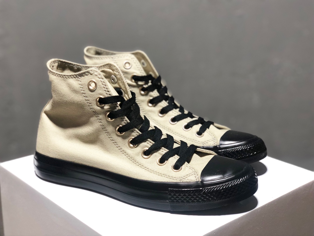 150Converse All Star 系列近期频频出现也成为了大家的心头爱经典的鞋身 军绿与黑色的为此款的主色调很中性 男女上脚