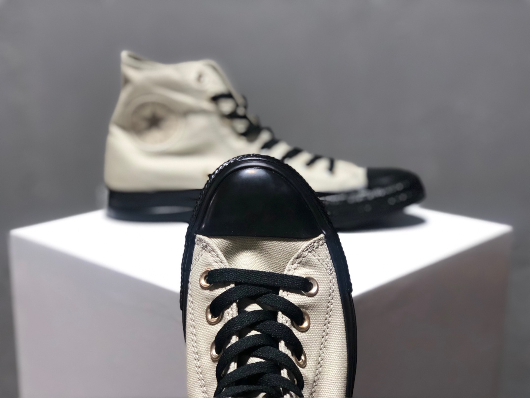 150Converse All Star 系列近期频频出现也成为了大家的心头爱经典的鞋身 军绿与黑色的为此款的主色调很中性 男女上脚