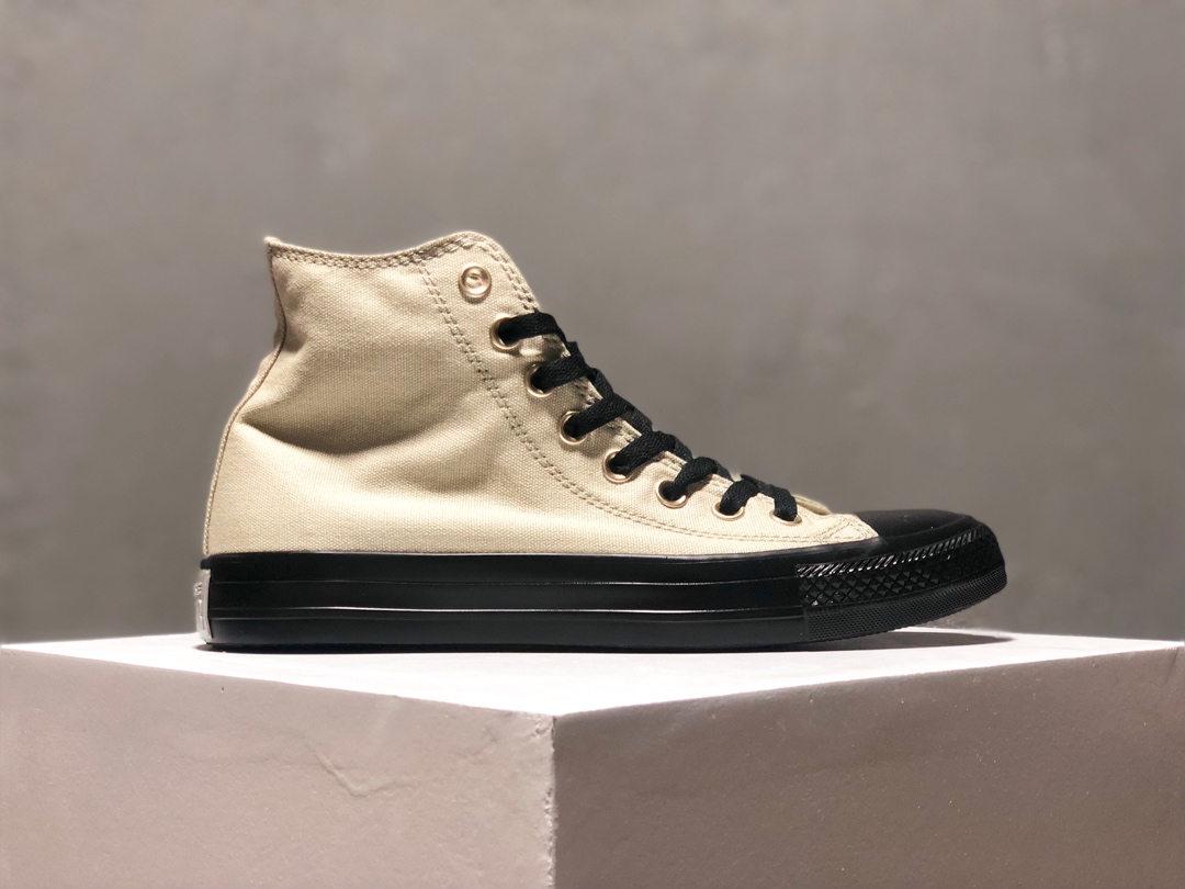 150Converse All Star 系列近期频频出现也成为了大家的心头爱经典的鞋身 军绿与黑色的为此款的主色调很中性 男女上脚