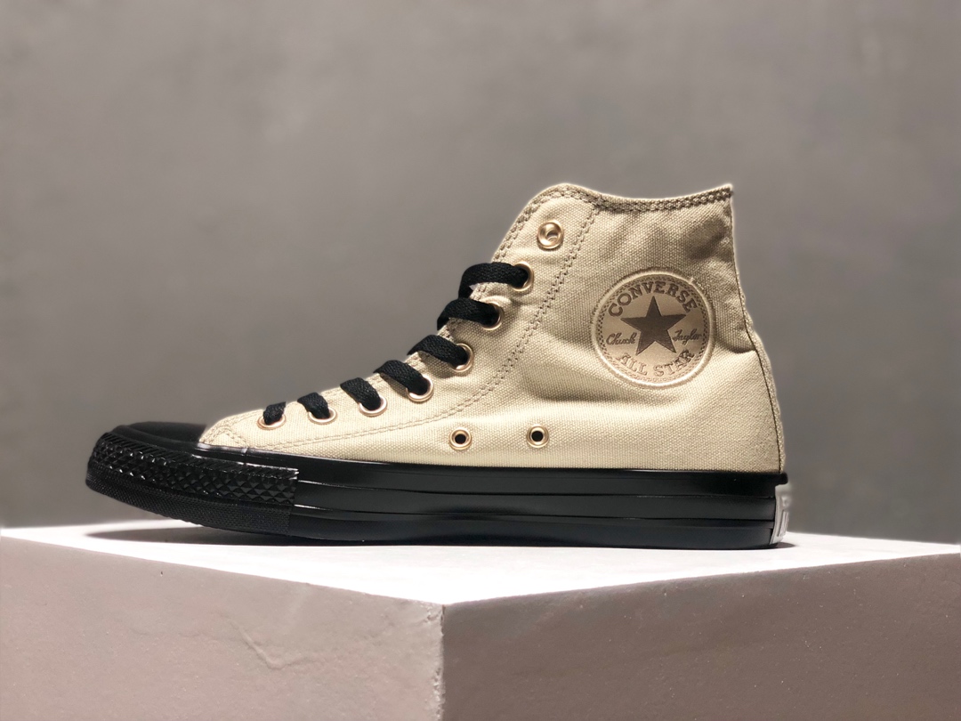 150Converse All Star 系列近期频频出现也成为了大家的心头爱经典的鞋身 军绿与黑色的为此款的主色调很中性 男女上脚