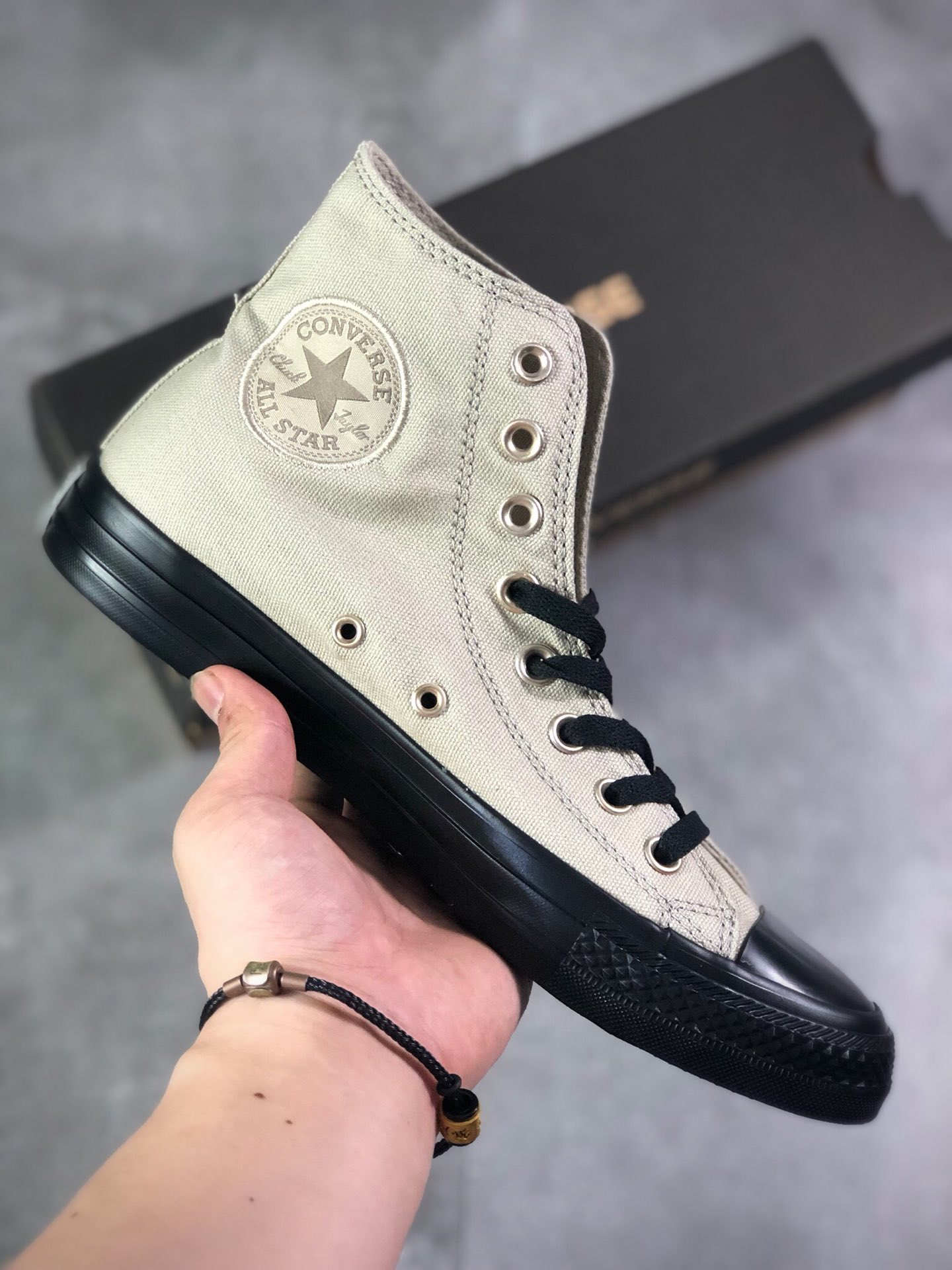 150Converse匡威 All Star 系列近期频频出现也成为了大家的心头爱经典的鞋身 军绿与黑色的为此款的主色调很中性 男女上脚