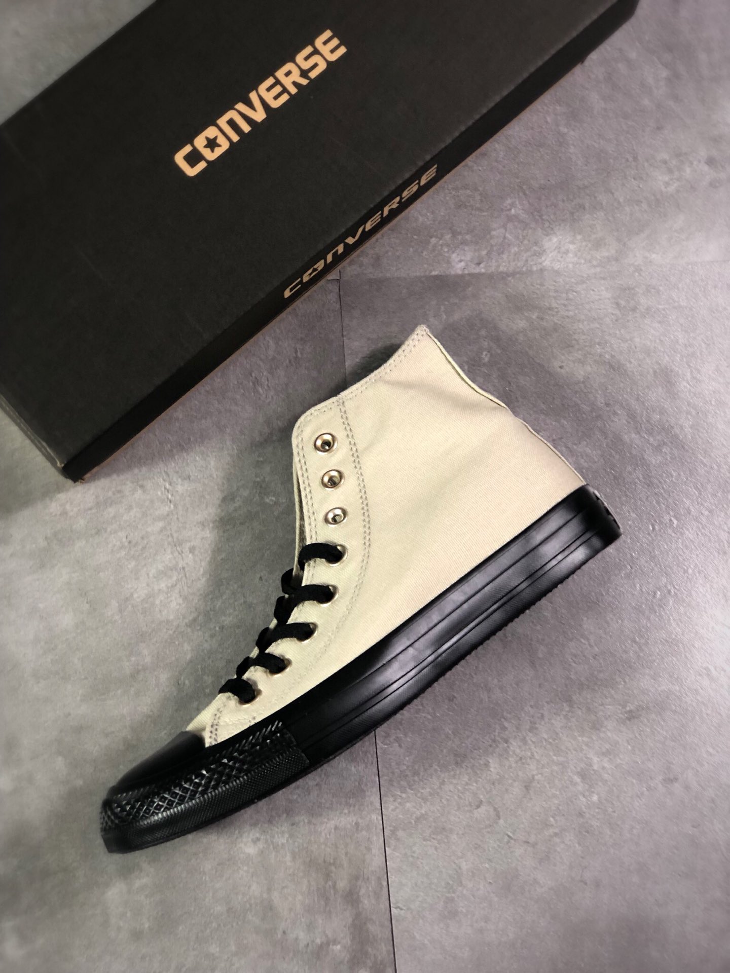 150Converse匡威 All Star 系列近期频频出现也成为了大家的心头爱经典的鞋身 军绿与黑色的为此款的主色调很中性 男女上脚