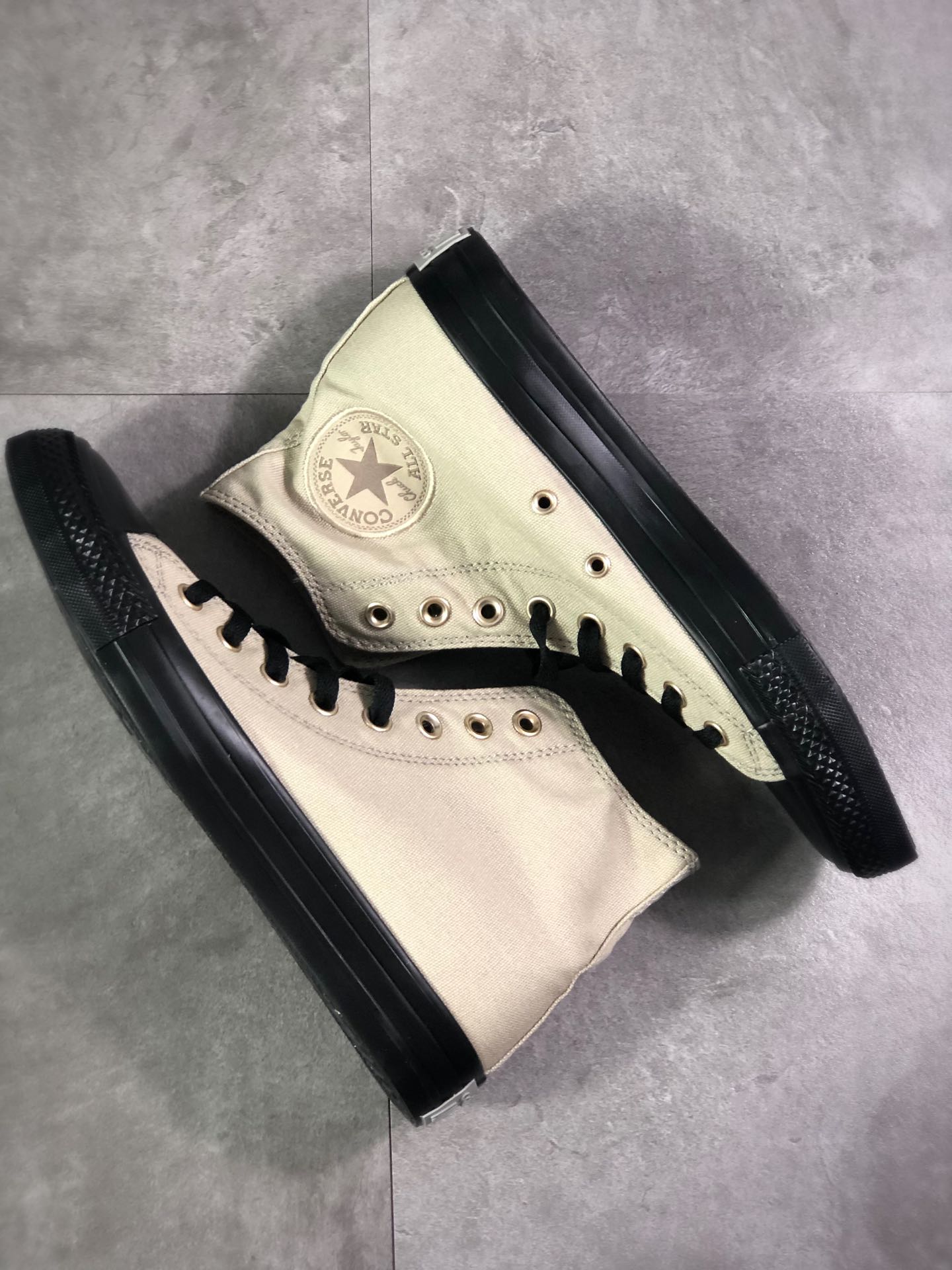 150Converse匡威 All Star 系列近期频频出现也成为了大家的心头爱经典的鞋身 军绿与黑色的为此款的主色调很中性 男女上脚