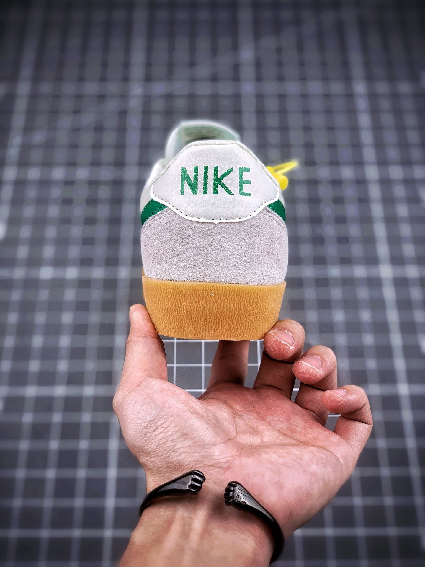 130 J.Crew x Nike 联名 Killshot II Leather  以旧化作设定的 Nike Killshot II 与 J.Crew 的美式休闲造型极为吻合