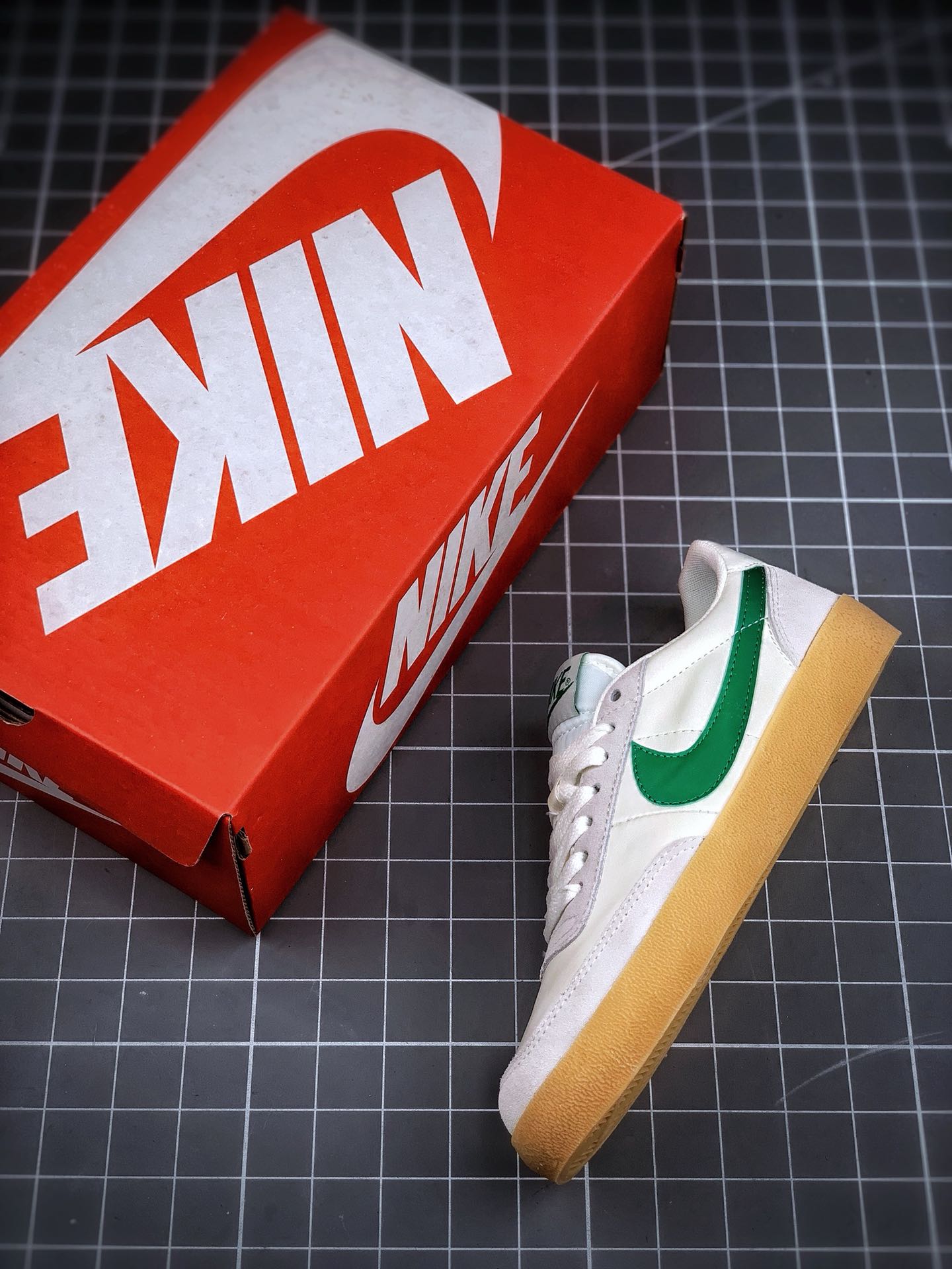 130 J.Crew x Nike 联名 Killshot II Leather  以旧化作设定的 Nike Killshot II 与 J.Crew 的美式休闲造型极为吻合