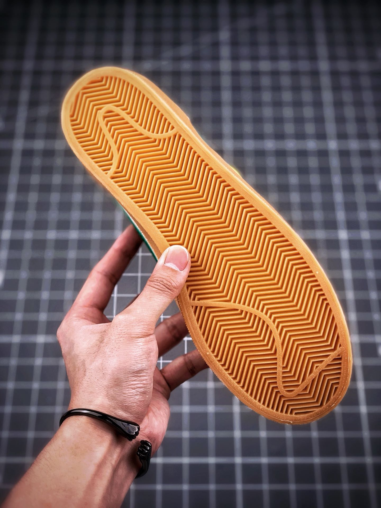 130 J.Crew x Nike 联名 Killshot II Leather  以旧化作设定的 Nike Killshot II 与 J.Crew 的美式休闲造型极为吻合