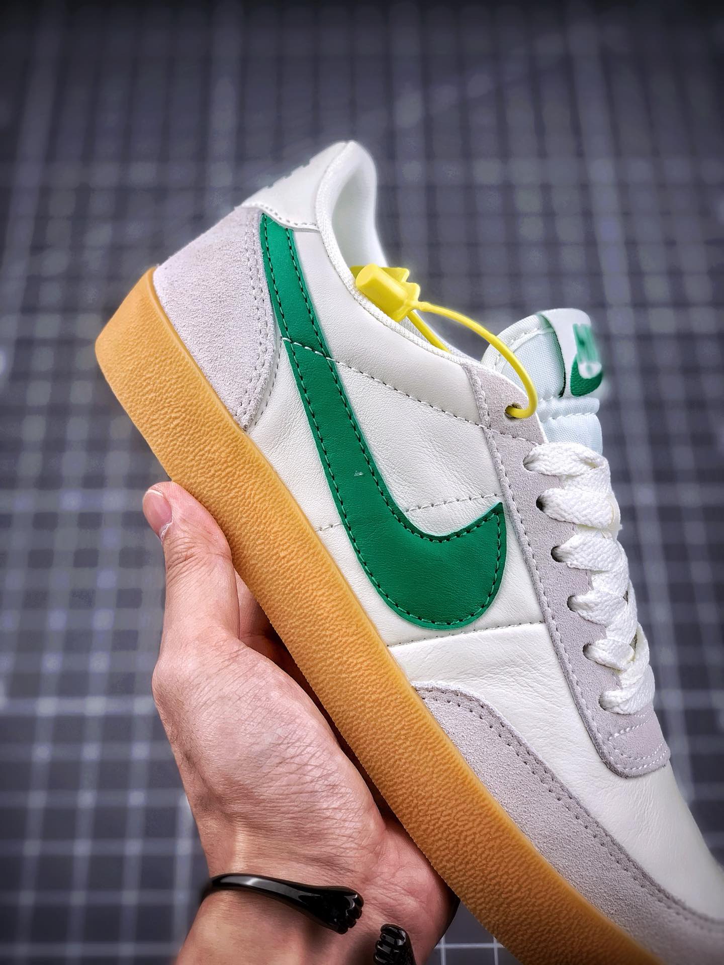130 J.Crew x Nike 联名 Killshot II Leather  以旧化作设定的 Nike Killshot II 与 J.Crew 的美式休闲造型极为吻合