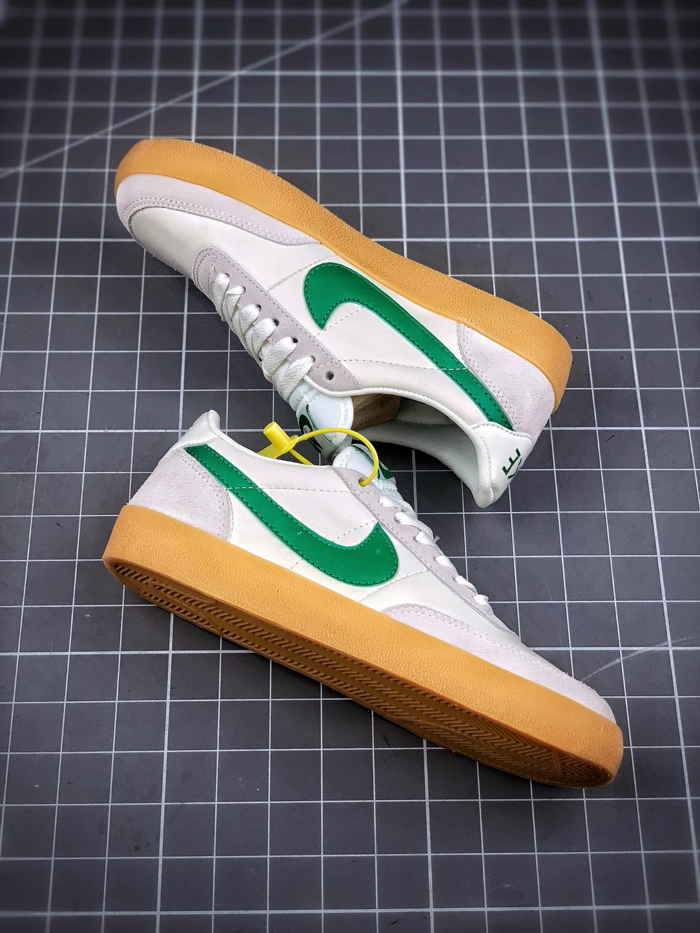 130 J.Crew x Nike 联名 Killshot II Leather  以旧化作设定的 Nike Killshot II 与 J.Crew 的美式休闲造型极为吻合