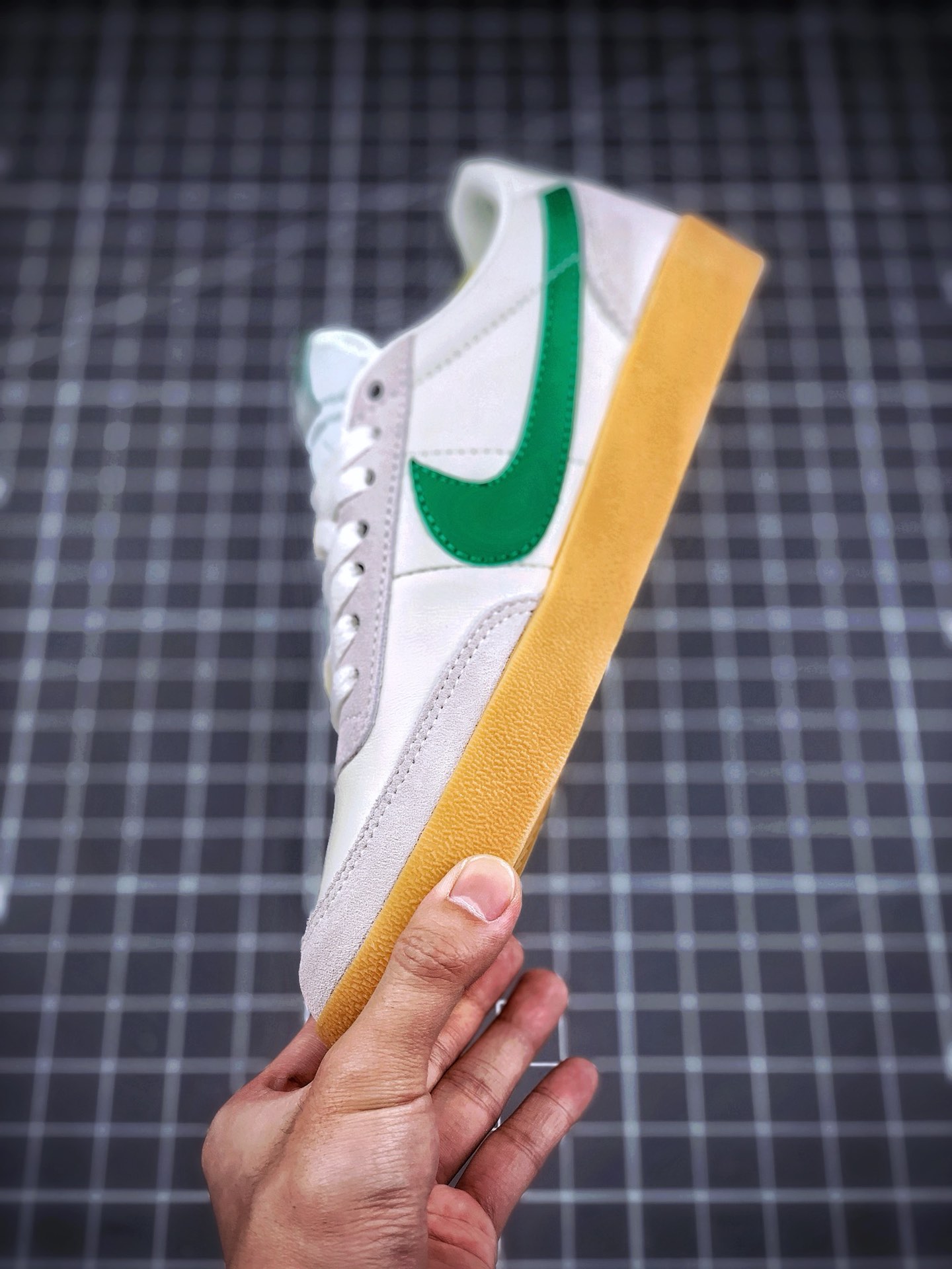 130 J.Crew x Nike 联名 Killshot II Leather  以旧化作设定的 Nike Killshot II 与 J.Crew 的美式休闲造型极为吻合