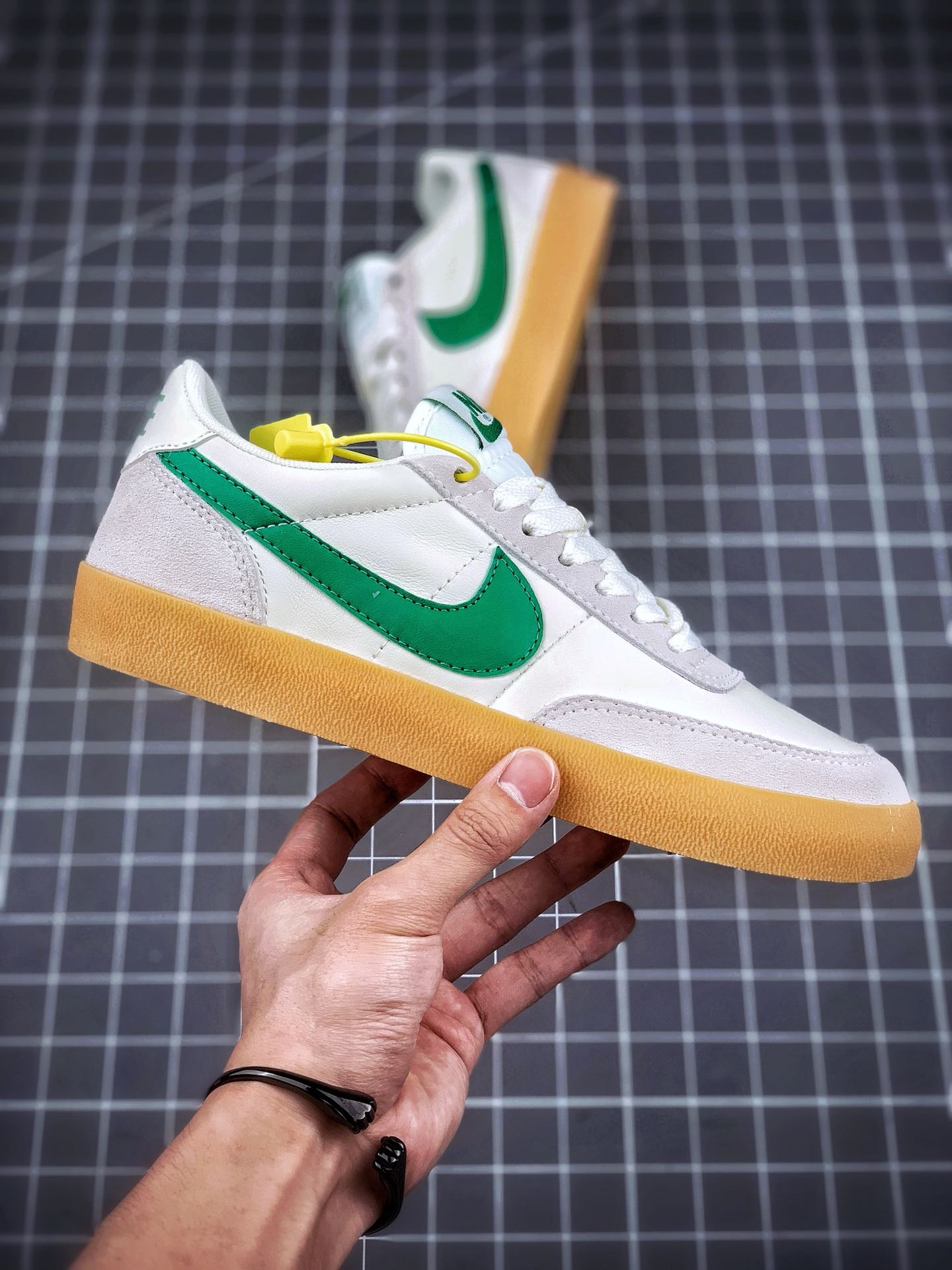 130 J.Crew x Nike 联名 Killshot II Leather  以旧化作设定的 Nike Killshot II 与 J.Crew 的美式休闲造型极为吻合