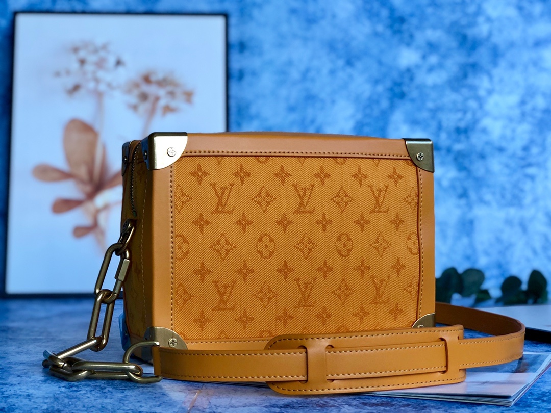 M44723橙色SOFT TRUNK 手袋承袭路易威登的制箱传统,以丹宁材质释放 M44723橙色SOFT TRUNK 手袋承袭路易威登的制箱传统,以丹宁材质释放