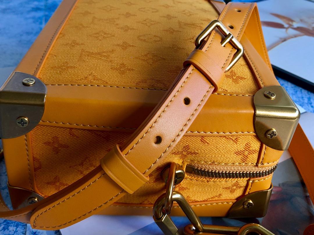 M44723橙色SOFT TRUNK 手袋承袭路易威登的制箱传统，以丹宁材质释放 