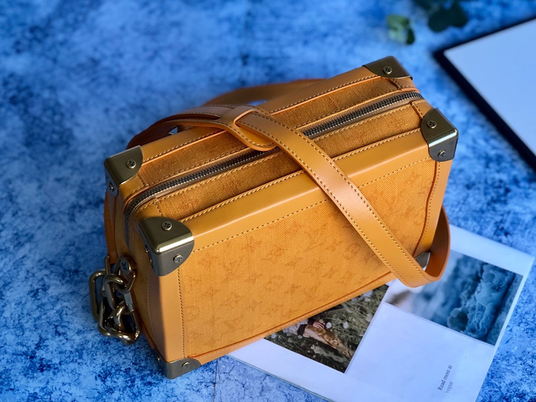 M44723橙色SOFT TRUNK 手袋承袭路易威登的制箱传统,以丹宁材质释放 M44723橙色SOFT TRUNK 手袋承袭路易威登的制箱传统,以丹宁材质释放