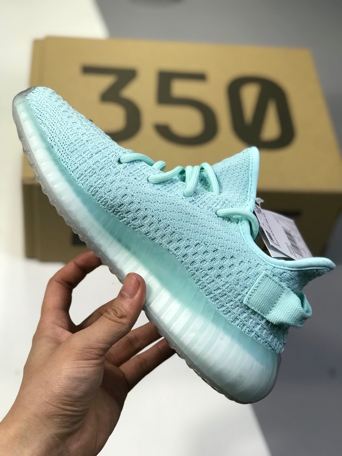 220巴斯夫性价比版本  阿迪达斯 Adidas Yeezy 350 Boost V2 全新纯白配色 3M反光 开春之后是 Yeezy 350 Boost V2 大显身手之际
